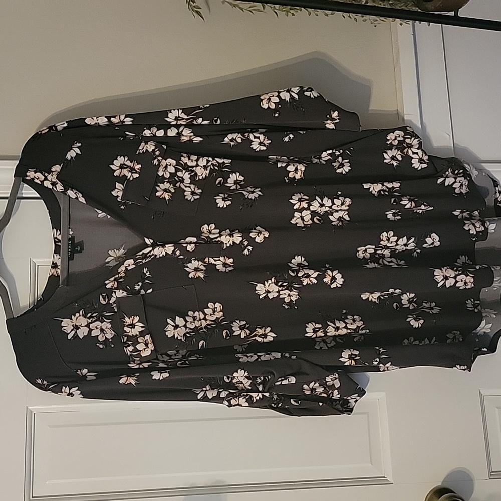 Torrid plus size 5 floral print tunic with gathered sleeves.
